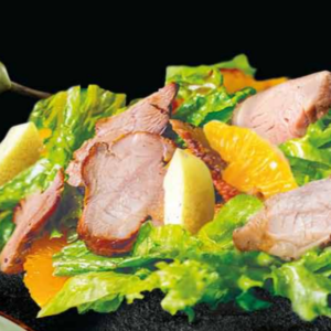 Салат с подкопченной уткой, грушей и апельсином