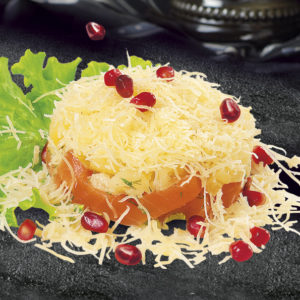 Салат с семгой, ананасом и зернами граната