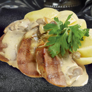 Телячий язык под сливочно-грибным соусом и отварным картофелем
